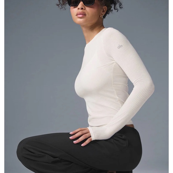 ALO Yoga ribbed long sleeve - Picture 2 of 9